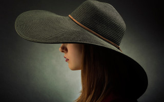 Woman hat longhair redshirt shadow - a long hair free wallpaper