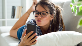 Surprised woman couch phone plaid - text free wallpaper for desktop