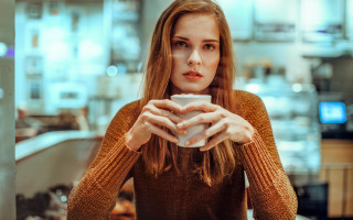 Woman cup kitchen portrait bokeh - a cup free wallpaper