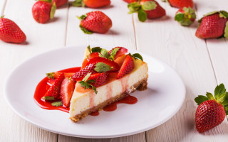 Cheesecake strawberries blurry food photography - strawberry free wallpaper