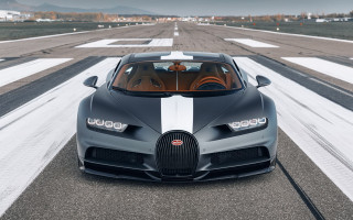 Bugatti runway sky white stripe - symmetrical feature free wallpaper