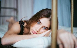 Woman bed serious blueeyes blurry - free portrait wallpaper for desktop