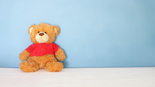 Teddy bear blue wall gradient - a blue wall behind free wallpaper