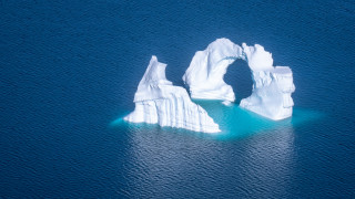 Iceberg ocean boat ecological puzzle - an iceberg free wallpaper