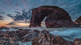 Rock formation ocean sunset clouds 3 - a rock formation in the ocean free wallpaper
