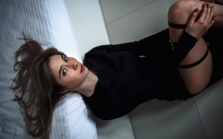 Woman bed crossed portrait elina - elina karimova free wallpaper for desktop