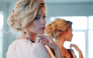 Woman dress mirror necklace blonde - the mirror free wallpaper