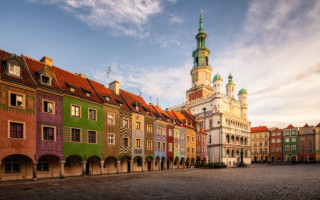 Clock tower cobblestone street cityscape - a row of buildings free wallpaper