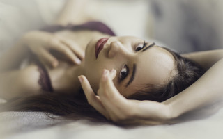 Woman laying on bed blurry - her eye free wallpaper