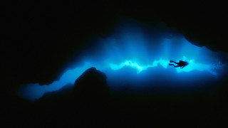 Swimming cave blue light man - blue light free wallpaper