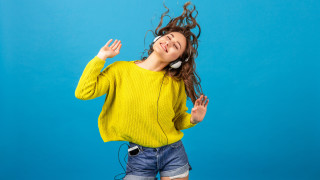 Dancing woman blue background summer - her ear free wallpaper