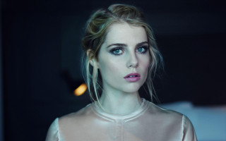 Woman blue eyes white dress - a light shining free wallpaper