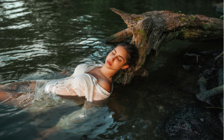 Floating woman tree log water - floating free wallpaper