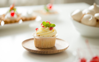 Cupcake white frosting green leaf - a cupcake free wallpaper