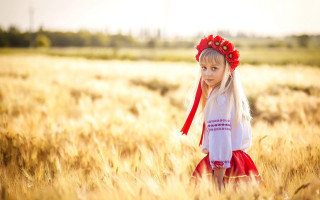 Little girl red flower crown - a little girl free wallpaper