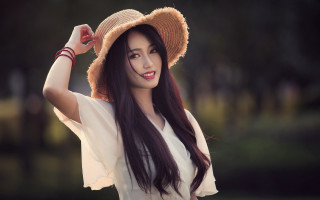 Woman hat white shirt park - her arm behind her head free wallpaper