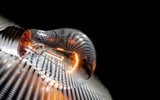 Lightbulb blackbackground photorealism raytraced cage - studio light free wallpaper for desktop