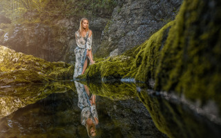 Woman rock water mossy wall - a rock next free wallpaper