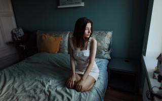 Woman sitting bed blue wall - a blue wall free wallpaper for desktop