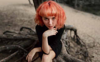 Red haired woman sitting tree - chernik free wallpaper