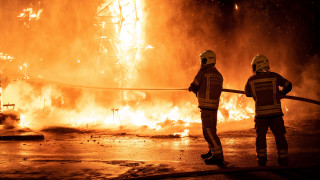 Firefighters fire truck embers autumn - akseli gallenkallela free wallpaper