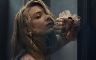 Woman ring door handle blonde - a door handle free wallpaper