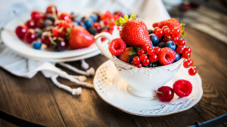 Berries plate strawberries table cloth - a cloth free wallpaper for desktop