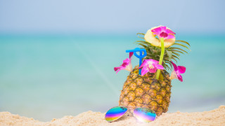 Pineapple sunglasses flower beach ocean - a pineapple free wallpaper