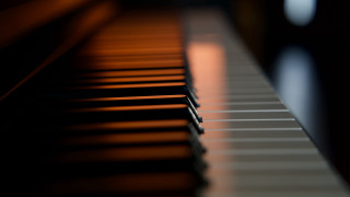 Piano keyboard light minimalism blurry - cinematic composition free wallpaper