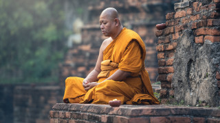 Man sitting brick wall yellow - fang congyi free wallpaper