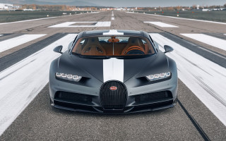 Bugatti runway sky white stripe 2 - symmetrical feature free wallpaper