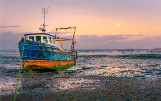 Boat beach ocean sunset moon - free ship wallpaper
