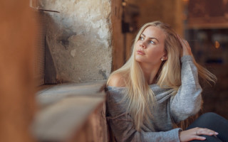 Woman sitting ledge hair air - a ledge free wallpaper for desktop