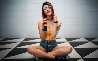 Woman beer floor blackwhite checkered - a floor free wallpaper