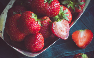 Strawberries bowl table cloth fauvism - the bowl free wallpaper