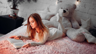 Girl reading bed teddy pink - a bed reading free wallpaper