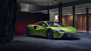 Green sports car red light - a green sports car free wallpaper