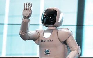 Robot waving building blurry helmet - robot free wallpaper for desktop