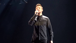 Man stage microphone singing performance - his hand free wallpaper