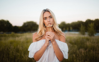 Woman blonde blue eyes nature - a toothbrush free wallpaper for desktop