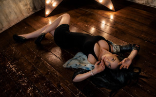 Woman laying crossed legs starry - her knee free wallpaper