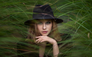 Woman black hat grass portrait - a black hat free wallpaper for desktop