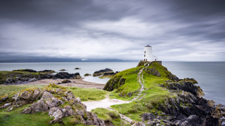 Lighthouse rocky outcrop cloudy day - a rocky outcropping free wallpaper