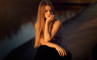 Woman longhair portrait browneyes blurry - her chin free wallpaper for desktop