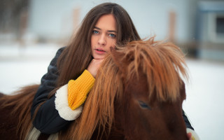Woman holding horse tail serious - anka zhuravleva free wallpaper