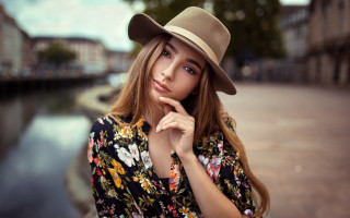 Woman hat floral shirt canal - a picture in front free wallpaper