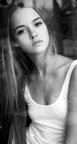 Woman longhair sitting chair blackandwhite - perfect face free wallpaper for mobile