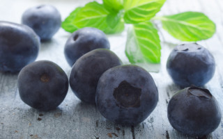 Blueberries wooden table green leaves - a leaf free wallpaper for desktop