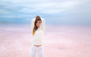 Pink salt lake woman horizon - behind her head free wallpaper