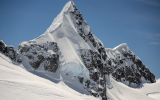 Snow mountain skier blue sky 3 - a skier free wallpaper